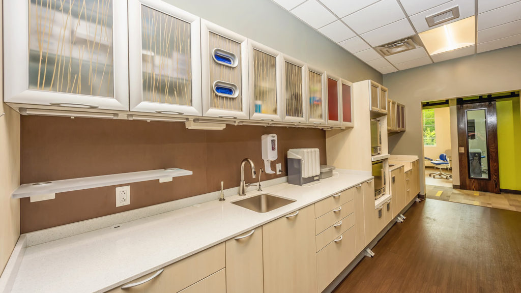 GRAND CENTRAL: To optimize workflow, Dr. Patel oriented the sterilization area in the middle of the practice, offering easy access for the entire team. 