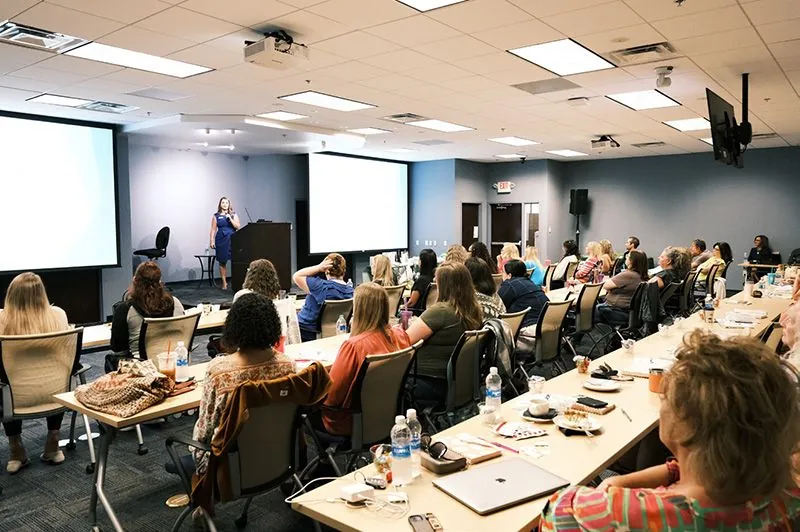 participants listen to Kiersten Aucoin, Benco Practice Solu-tions Consultant, speak about the “complete digital workflow.”
