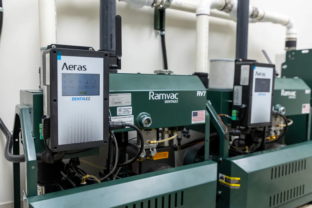 Constantly connected: The mechanical room features Aeras compressors by Ramvac, with 24/7 monitoring, real-time perfor­mance data, remote diagnostics and predictive maintenance. 